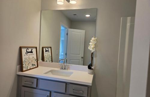 Clarkdale Casa | Queen room with private bath and wifi Room One