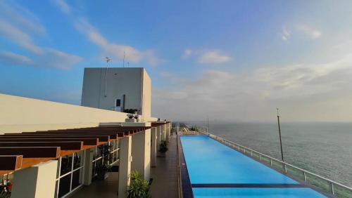 Uswetakeiyawa Apartamento | Oceanview Apartment in Wattala, Gorgeous sunset view of the West coast