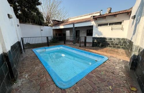 Tucumán Casa | Casa a 5 minutos de Y Buena, tres dormitorios, living comedor, cocina, pileta, cochera para dos autos con portón automático