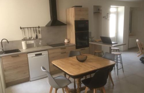Dun-sur-Auron Casa | Gîte cosy à Dun-sur-Auron avec cour close et garage - FR-1-586-48