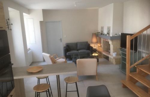 Dun-sur-Auron Casa | Gîte cosy à Dun-sur-Auron avec cour close et garage - FR-1-586-48
