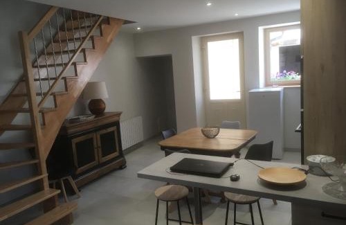 Dun-sur-Auron Casa | Gîte cosy à Dun-sur-Auron avec cour close et garage - FR-1-586-48