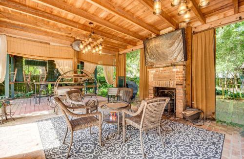 New Roads Casa | Whimsical New Roads Home Less Than 1 Mi to Main Street!