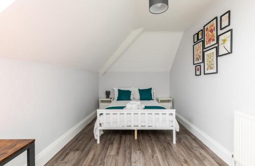 Bradley Stoke Casa | Dove Court Travel Lodge 7 - Top Floor Double Bedroom