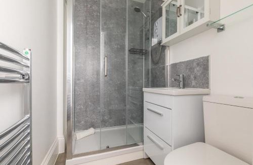 Bradley Stoke Casa | Dove Court Travel Lodge 5 - First Floor Ensuite