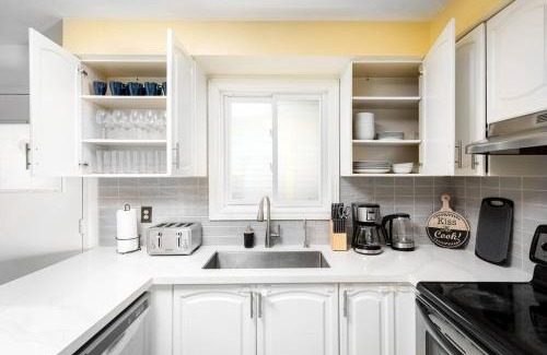 Mavis-Erindale Apartamento | Central 4 Bed Room Home by GO Station and Sq One!