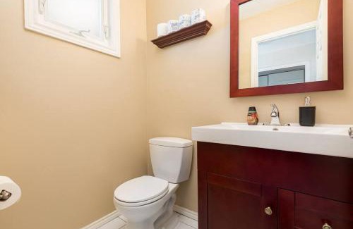 Mavis-Erindale Apartamento | Central 4 Bed Room Home by GO Station and Sq One!