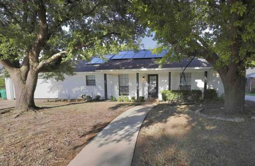Celina Casa | Tranquil Retreat: 3BR Haven near Celina Sq