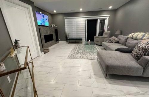 Ottawa Division Casa | Lake House 8 Min from Airport sleeps 13