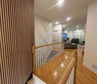 Ottawa Division Casa | Lake House 8 Min from Airport sleeps 13