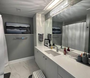 Ottawa Division Casa | Lake House 8 Min from Airport sleeps 13