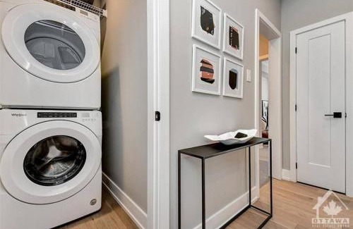 Ottawa Division Apartamento | 1Bed+Den 1bth Condo sleeps 4
