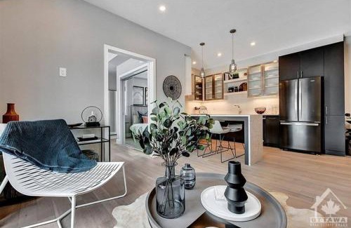Ottawa Division Apartamento | 1Bed+Den 1bth Condo sleeps 4