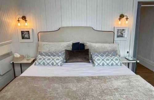 Low Casa | 1928 SchoolHouse w/ luxe pool and panoramic views