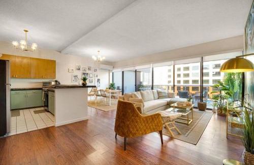 Downtown Honolulu Apartamento | Stunning Palm Resort! Steps to Pool & Hot tub.