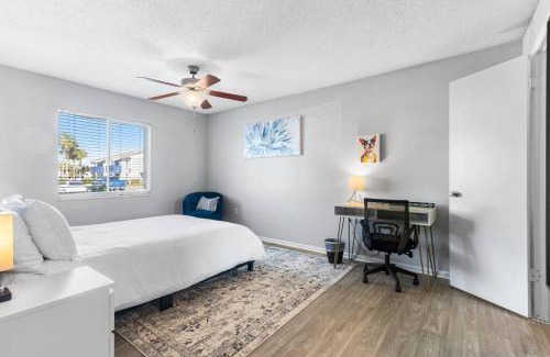 Melbourne Apartamento | Chic 3BR/2BA Escape: Pool, Gym, Laundry in Unit