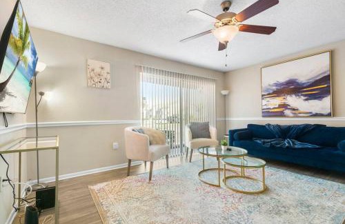 Melbourne Apartamento | Chic 3BR/2BA Escape: Pool, Gym, Laundry in Unit
