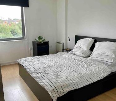Greenwich Apartamento | Modern 1-Bed Apt with Gym and Pool, next to metro