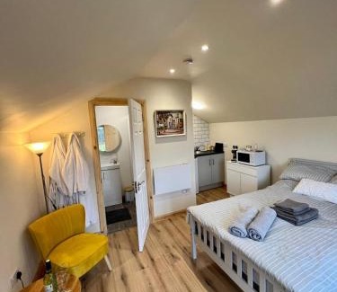 Omagh Otro | Speir dorcha cabin