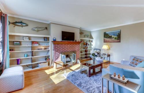 West Haven Casa | Pet-Friendly West Haven Rental Walk to Beach!