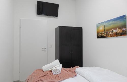 Simmering Apartamento | Enkplatz U3 Getaway: Affordable 5-BR Shared Apartment