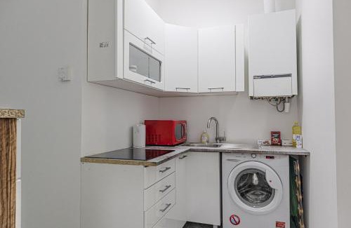 Simmering Apartamento | Enkplatz U3 Getaway: Affordable 5-BR Shared Apartment