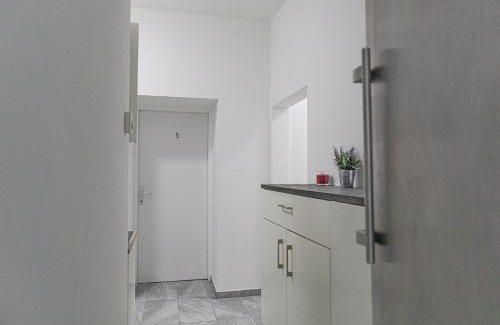 Simmering Apartamento | Enkplatz U3 Getaway: Affordable 5-BR Shared Apartment