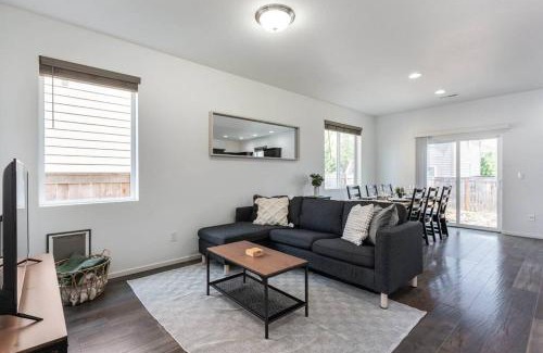 North Image Casa | Modern 3b/2b Retreat near Portland (Must-See)