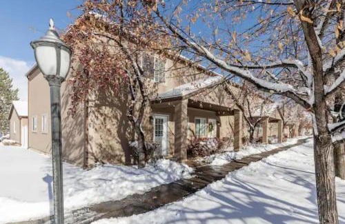 Logan Apartamento | 3 Bed, 1.5 bath Townhouse Close to USU & Main Street