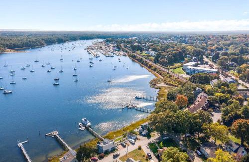 East Greenwich Casa | East Greenwich Waterfront Gem Renovated with Kayaks