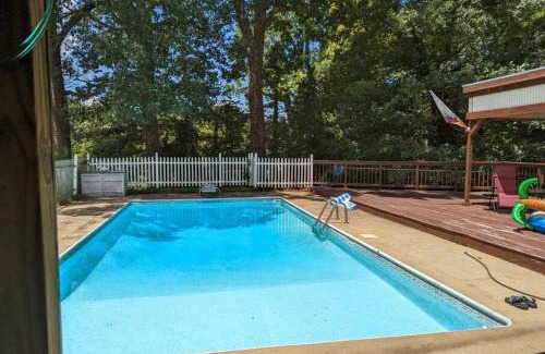 Taylors Casa | Cheerful 2 Bedroom House With Pool And Large Deck