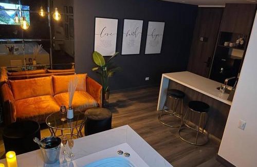 Antonio Narino Apartamento | Exclusive 2 BR Loft + Jacuzzi & Great Amenities