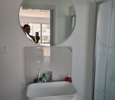 Bardia Casa | Entire 1 bed unit w onsuite, wifi, TV, Car park