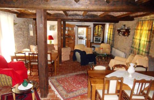 Saint-Alban-sous-Sampzon Casa | Maison de 7 chambres avec piscine partagee terrasse et wifi a Grospierres