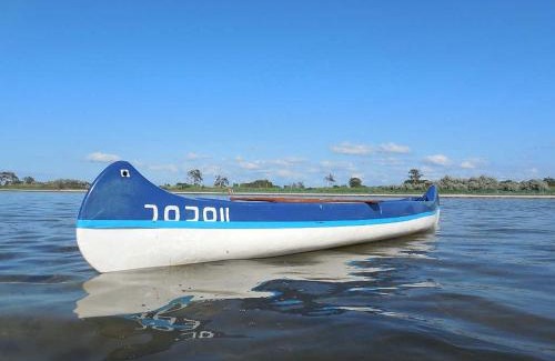 Am Salzhaff Apartamento | Blaues Strandhaus mit Boot am Salzhaff, 50m zum Strand