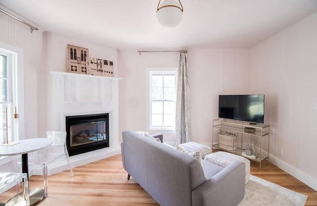 Hot Tub, King Bed, Walk to Main, Luxe Bath - No. 2