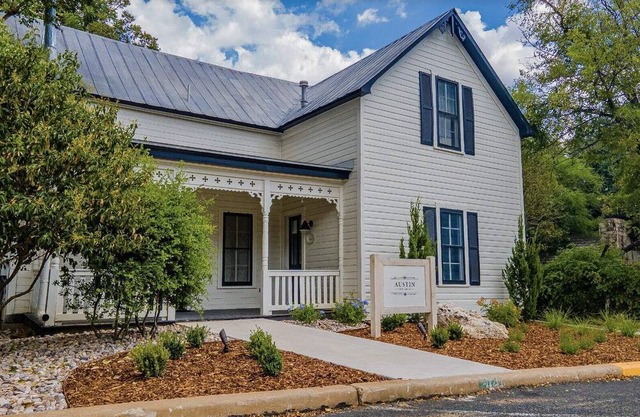 Hot Tub, King Bed, Walk to Main, Luxe Bath - No. 1