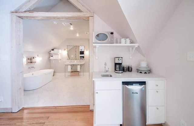Hot Tub, King Bed, Walk to Main, Luxe Bath - No. 3