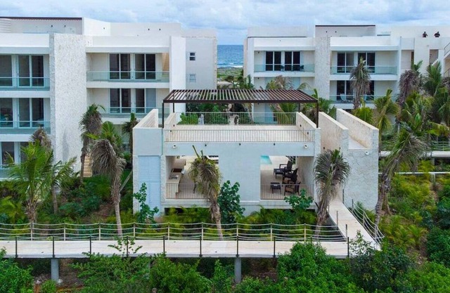 2BR in sea front complex with terrace and jacuzzi!