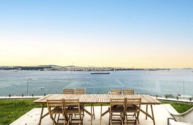 Magnificent Sea View Flat w Garden 9 min to Taksim