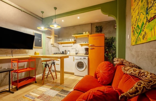 Charming Flat Close to Transit Hub in Central