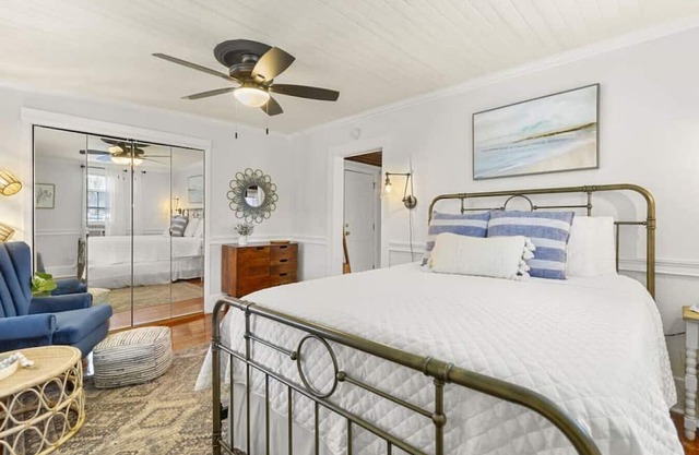 Downtown Flat with Free Parking