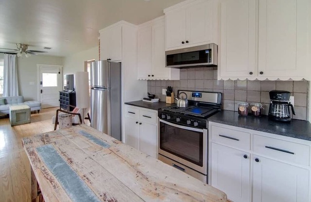 Hot Tub, King Bed, Pet Friendly - The Craftsman