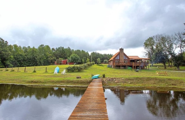 Modern hot tub lodge on 25 acres w/ private lake (Oxford)