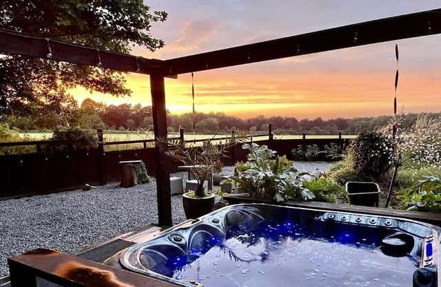 Luxury Lodge close to Clifton Suspension Bridge, hot tub. Sleeps 2 people.