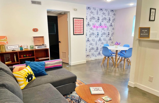 Instagrammable Condo Walkable to All in Austin!