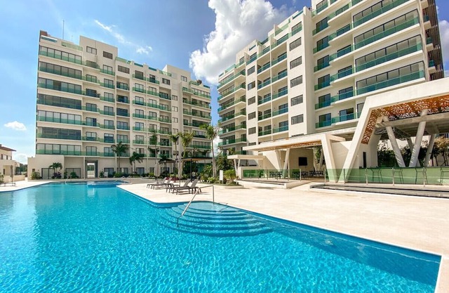 Apartment w/great view, pool, gym, tennis, parking