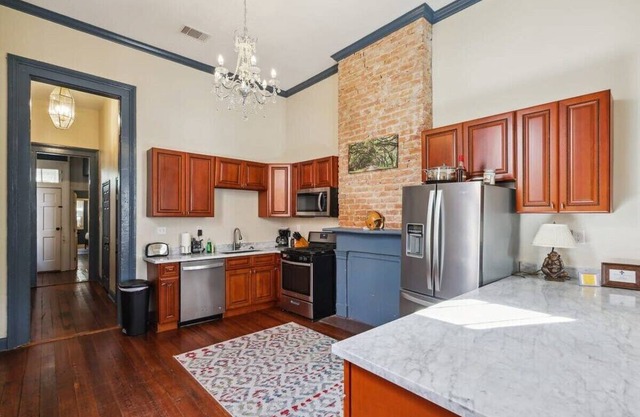 New Historic Upscale 5br- Great for Groups!
