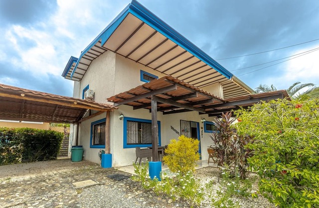 Casa Paraiso - Tropical Getaway Close to Beach