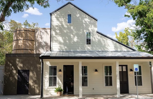 Hot Tub, King Bed, Walk to Main, Luxe Bath - No. 5